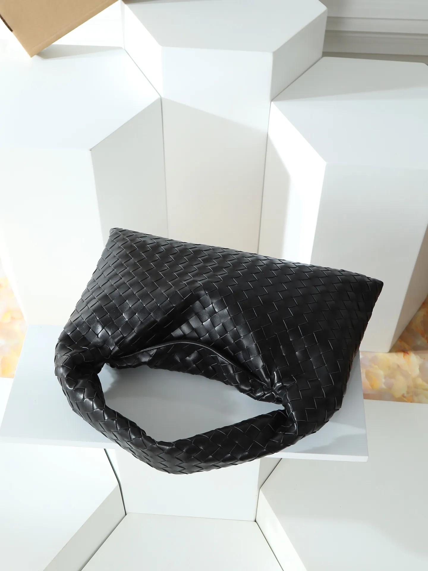 1180. #Bv’s new medium size HO 796262. The bag body and handles are made of a whole piece of woven leather. The bag body is soft and lazy. Ho symbolizes the praise of innovation and eternal craftsmanship [love]. The pyramid silhouette combines practicality and fashion. It is modern and casual. The double-sided closure design of the bag mouth is more convenient and safe! Made of soft cowhide and full of texture, this is a must-have for fashionable ladies who like minimalism, comfort and casualness! Dimensions: 46x21x10